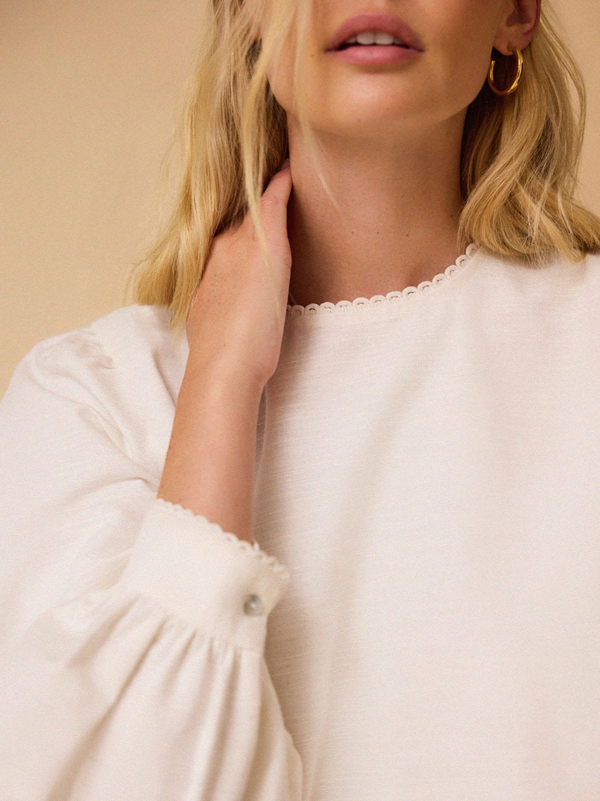 color:WHITE