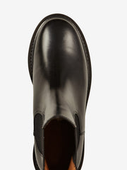 color:BLACK