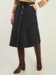 color:BLACK