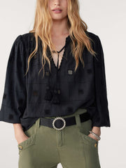 color:BLACK