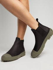 color:BLACK