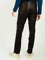 color:BLACK