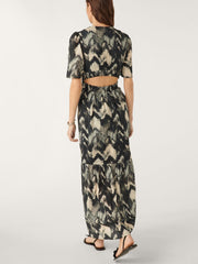 color:BLACK