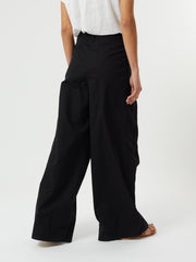 color:BLACK