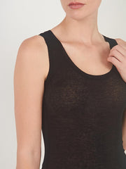 color:BLACK