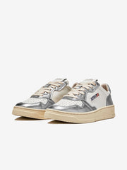 color:SILVER