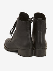 color:BLACK