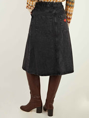 color:BLACK