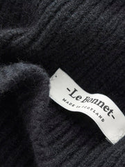 color:BLACK