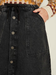 color:BLACK