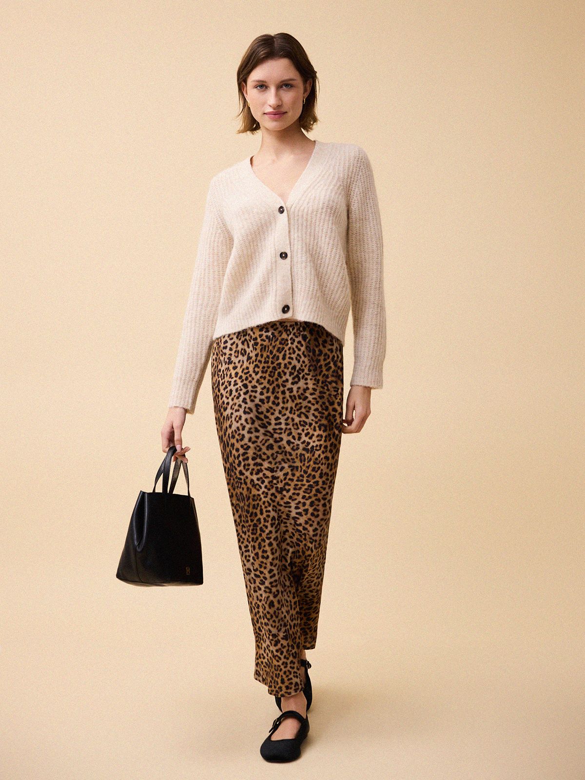 color:CREAM