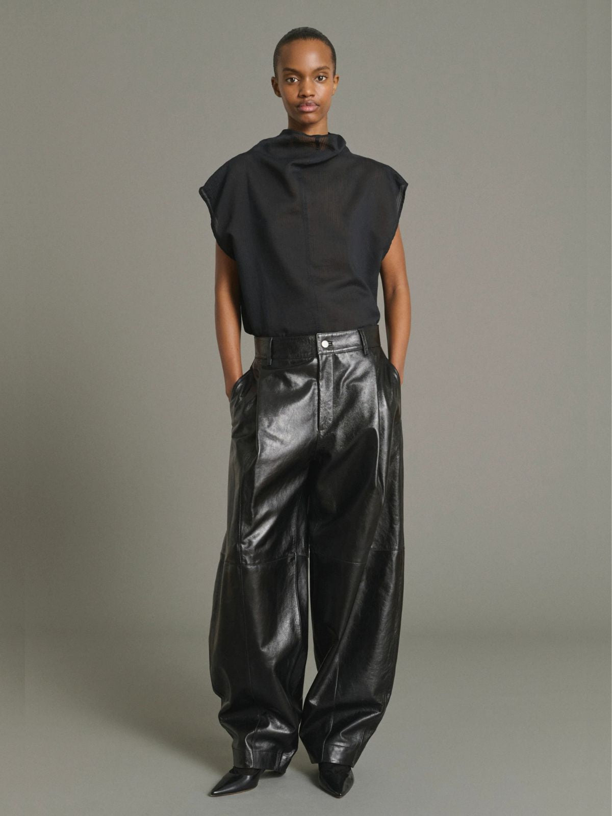 Izumi Sleeveless Blouse - Black