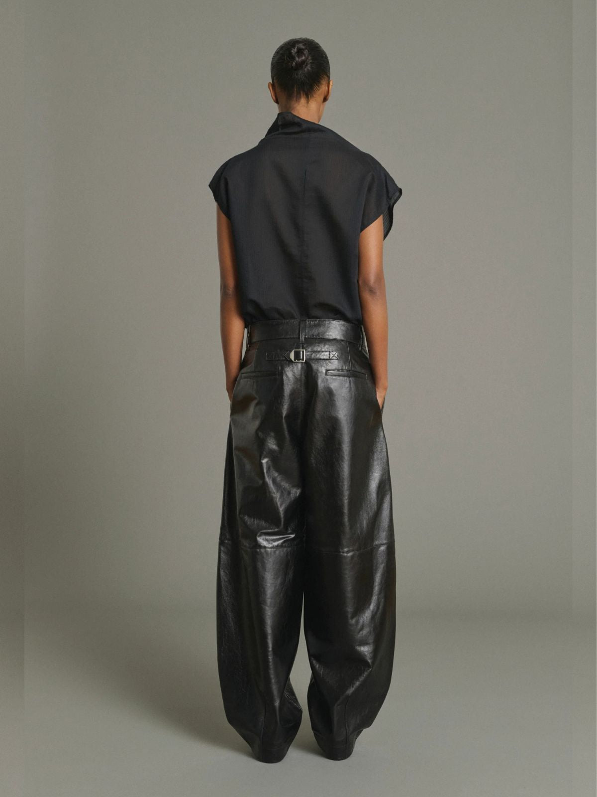 Izumi Sleeveless Blouse - Black