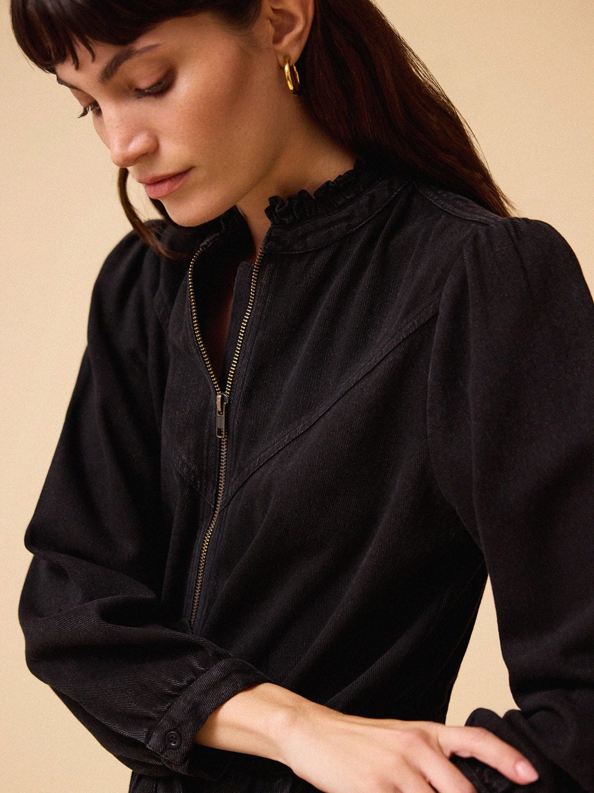 color:BLACK