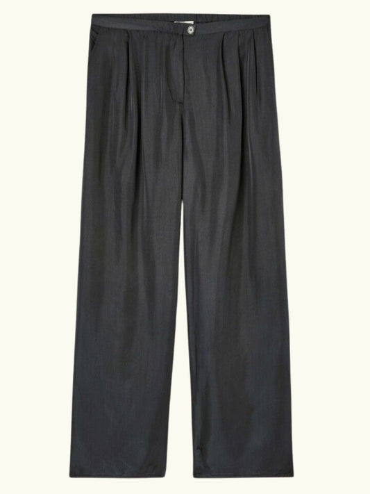 color:BLACK