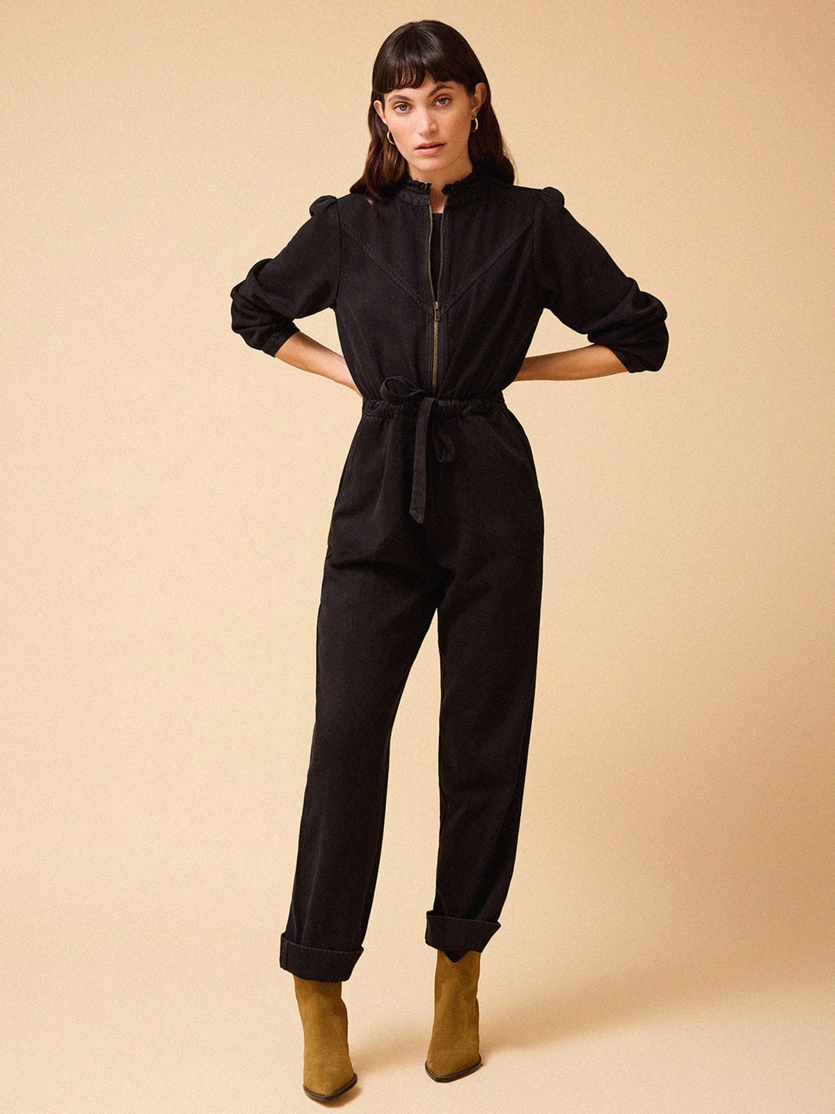 color:BLACK